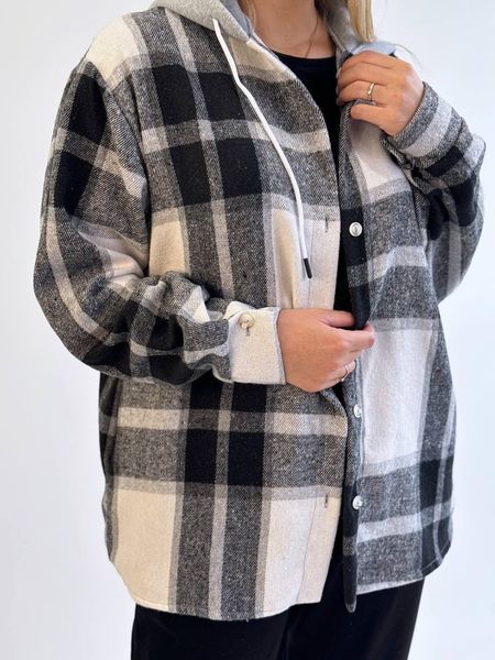 Сорочка в клітинку тепла жіноча з капюшоном oversize чорна 46-48