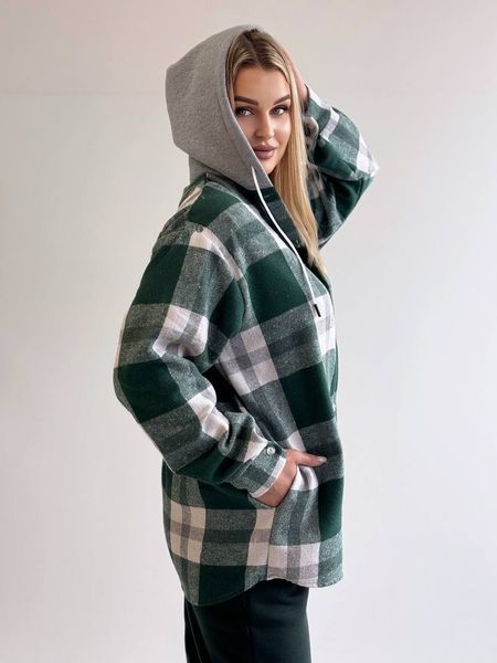 Рубашка в клетку теплая женская с капюшоном oversize изумрудная 62-64