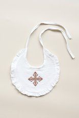 Слюнявчик с крестиком для девочки, Молочный